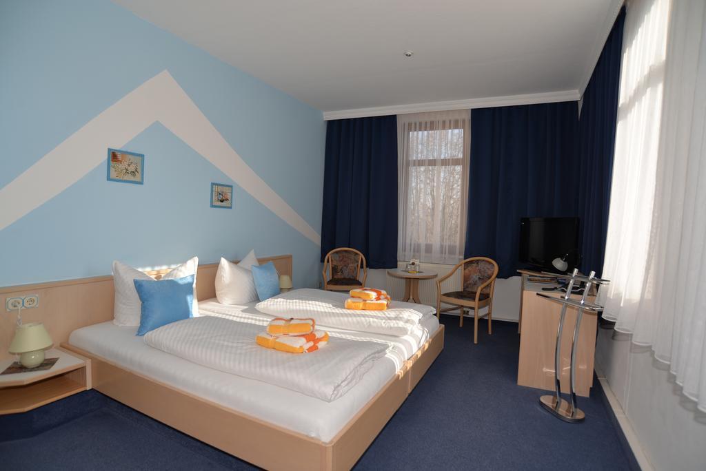 Hotel Am Hohen Schwarm Saalfeld Saale Ngoại thất bức ảnh